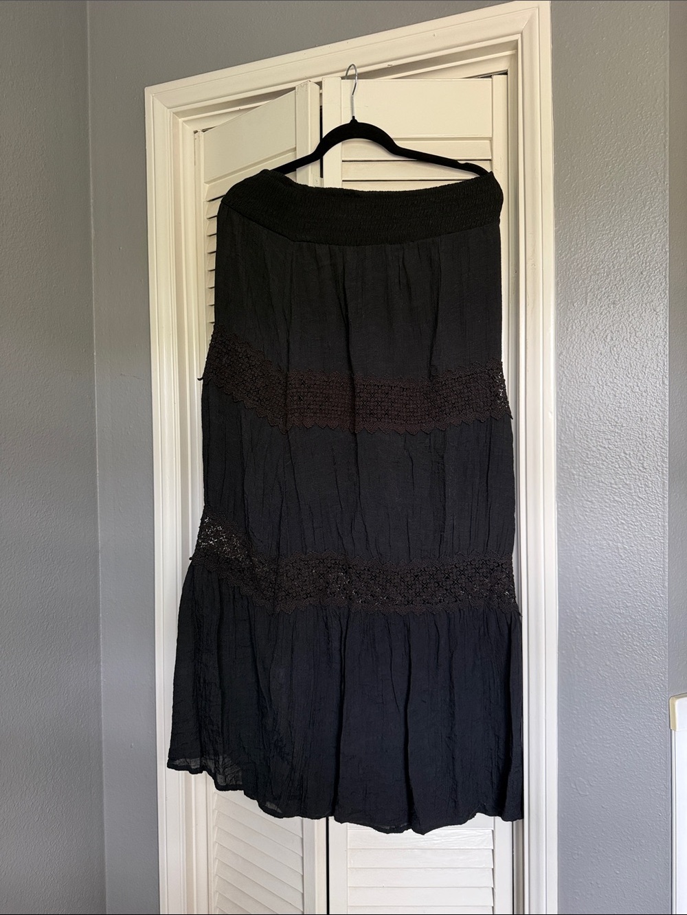 bebe Black Tiered Crochet-Trim Maxi Skirt